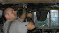 
	Mechanik, który naprawia własny samochód,... 