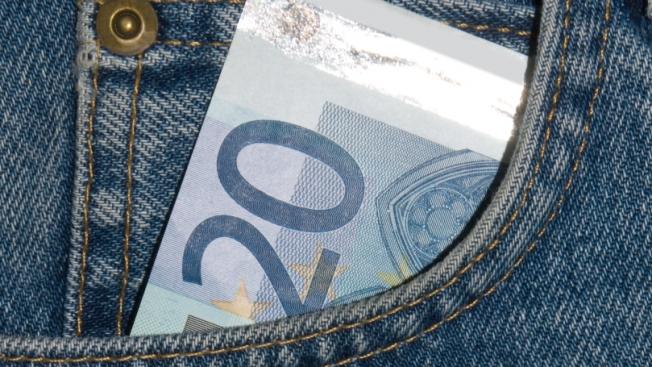 Gospodarstwa domowe i przedsiębiorcy zaciskają pasa