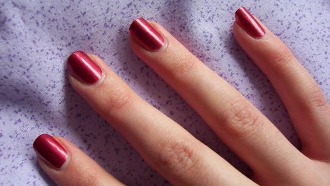 Kosmetyczka oferująca żelowy manicure może korzystać z...