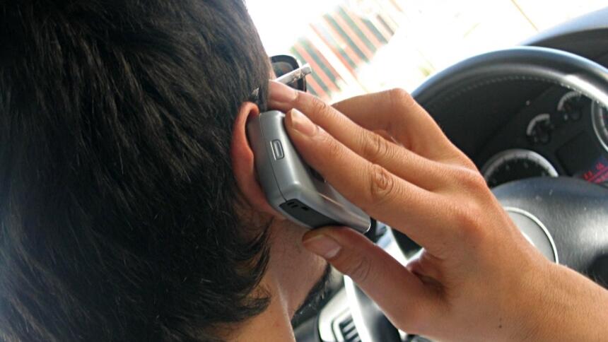 Rozmawiaj przez telefon prowadząc auto