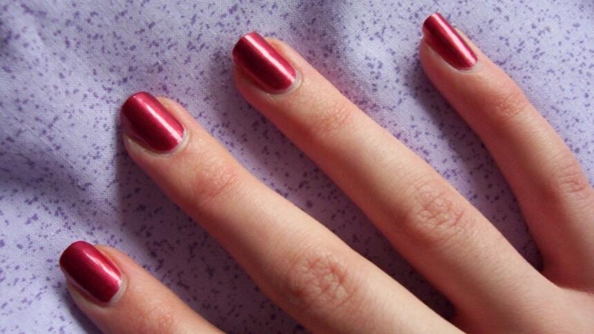 Kosmetyczka oferująca żelowy manicure może korzystać z...